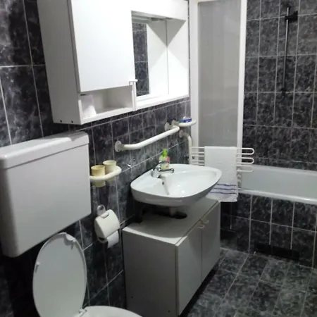 E&e Pyramid Apartman *